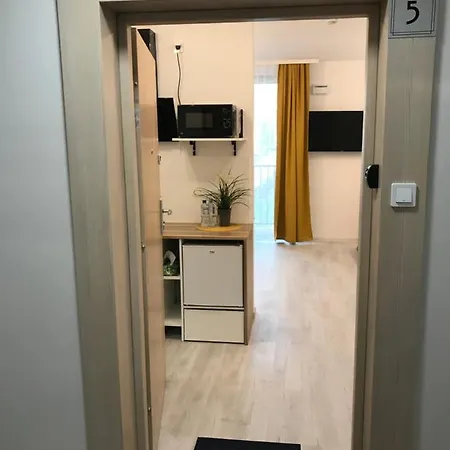 Brzeska 10 *